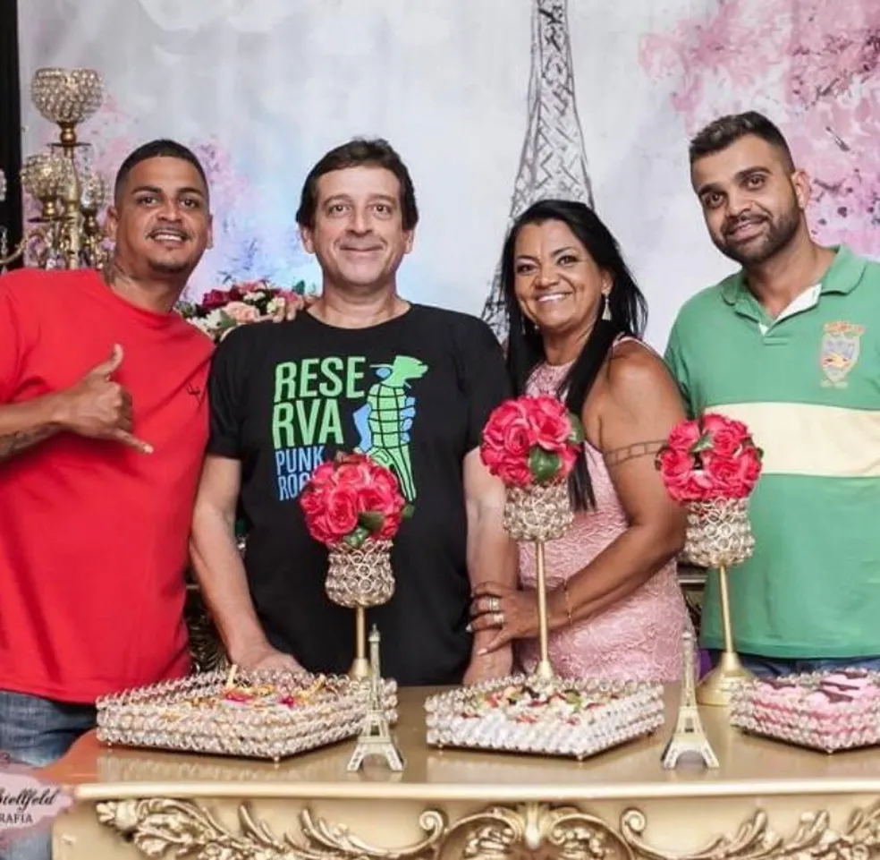 Ant&ocirc;nio (de preto) junto com a sua mulher e seus dois filhos