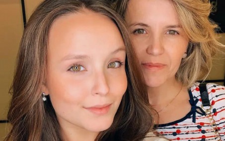 Larissa Manoela comenta polêmica após unfollow da mãe: 'Minha família é a minha base'