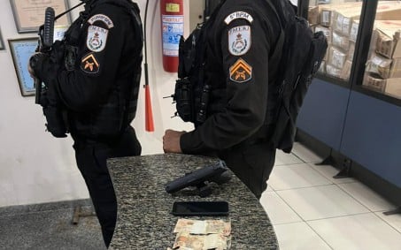 Suspeitos de roubo são presos no Centro; dinheiro estava escondido em tornozeleira eletrônica