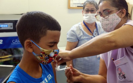 Nova Iguaçu aplica reforço contra Covid em crianças entre 5 e 11 anos