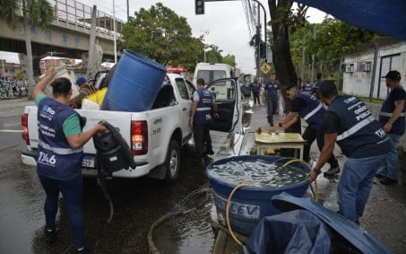 Prefeitura remove quatro lava-jatos clandestinos em Manguinhos