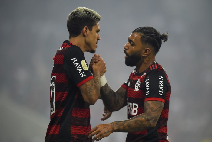 Gabigol este ano vestirá a camisa 10, enquanto Pedro vai herdar a 9 do próprio companheiro