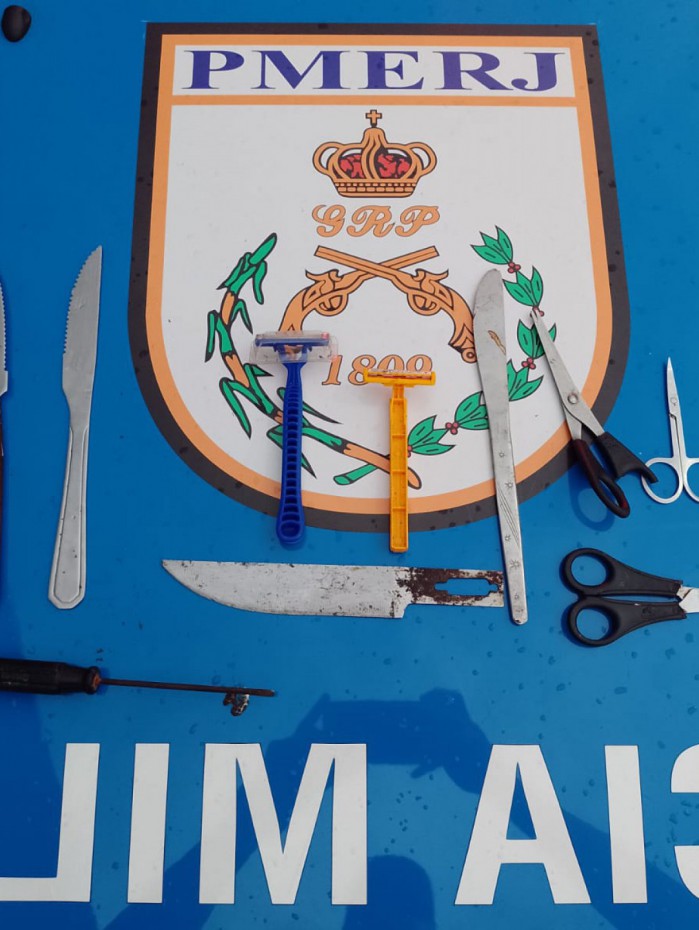 Material apreendido por policiais militares na Ilha do Governador