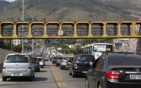 Acidente entre moto da PM e carro deixa dois feridos na Linha Vermelha