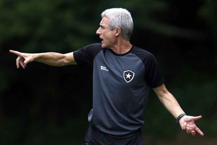 Luís Castro é o técnico do Botafogo