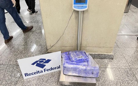 Receita Federal prende passageira com mais de R$ 1 milhão em drogas no Galeão