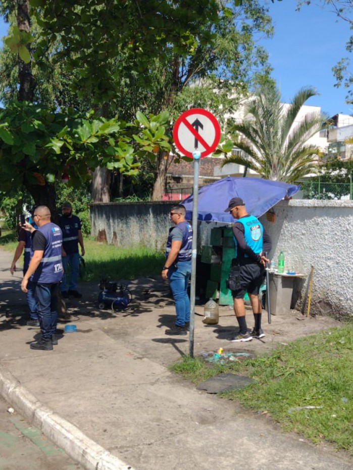 Agentes da Prefeitura do Rio removeram o borracheiro da Rua Senador Carneiro Rui