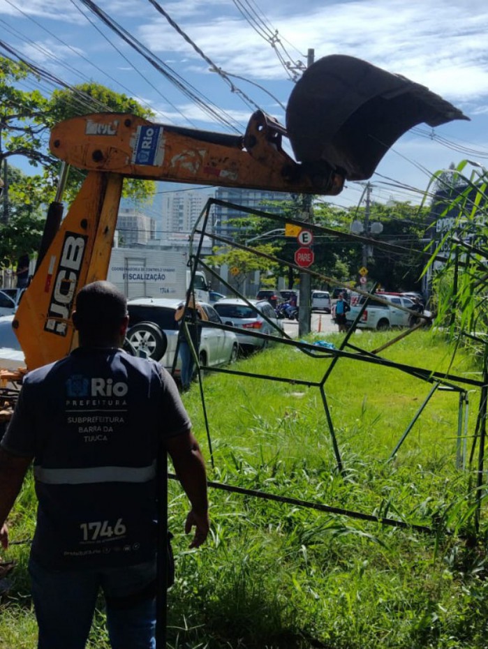 Agentes da Prefeitura do Rio removeram o borracheiro da Rua Senador Carneiro Rui