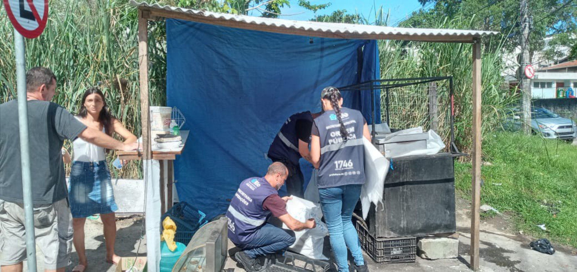 Agentes da Prefeitura do Rio removeram o borracheiro da Rua Senador Carneiro Rui