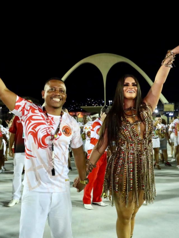 Mestre Chuvisco posa com a rainha da Est&aacute;cio, Nath&aacute;lia Hino