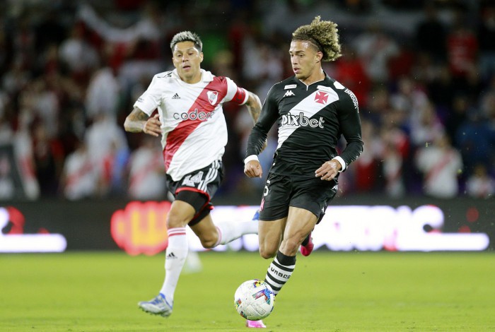Figueiredo carrega a bola marcado pelo capitão Enzo Pérez, do River Plate, na cidade de Orlando