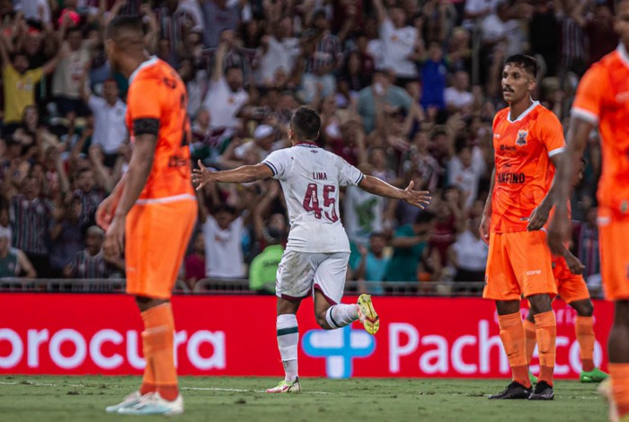 Lima comemora gol marcado no jogo entre Fluminense e Nova Iguaçu