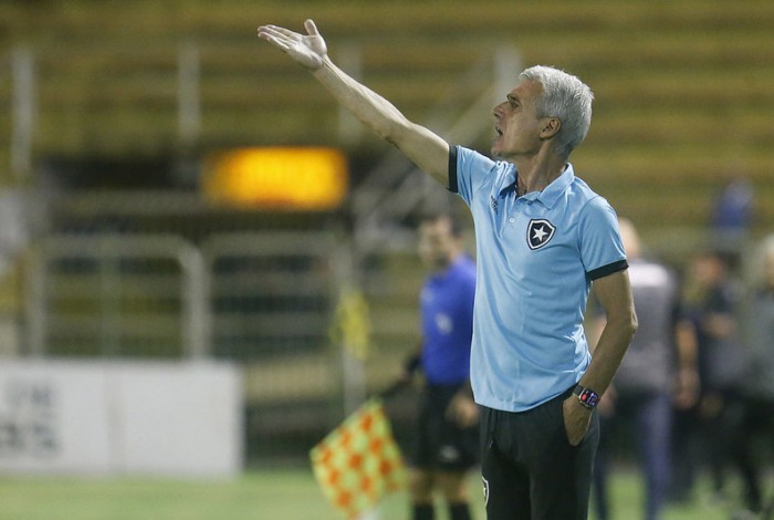 Luís Castro, do Botafogo, na área técnica do Raulino de Oliveira