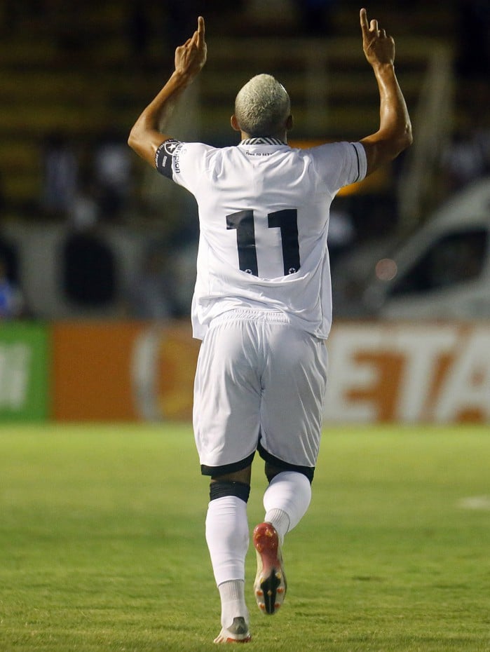 Lateral-esquerdo meteu bola pro fundo da rede após receber assistência de cabeça de Sauer dentro da área