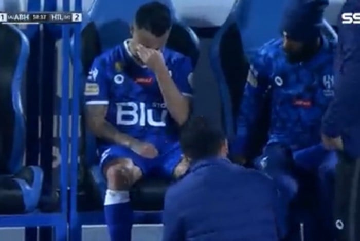 Michael no banco de reservas após machucar a panturrilha esquerda