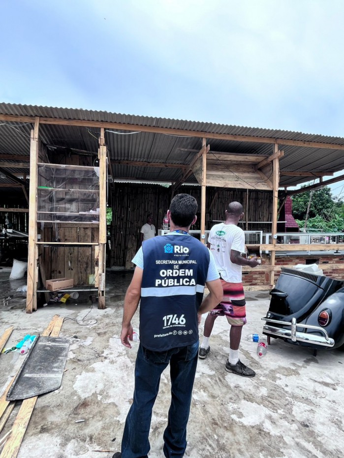 Equipe da Seop demolindo estabelecimento irregular na comunidade do Rio das Pedras, Zona Oeste do Rio