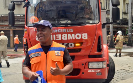 Defesa Civil segue atuando no rescaldo de incêndio em Shopping de Nova Iguaçu