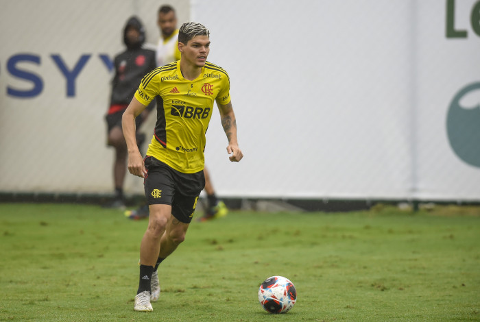 Ayrton Lucas pode ser escalado como titular da lateral-esquerda