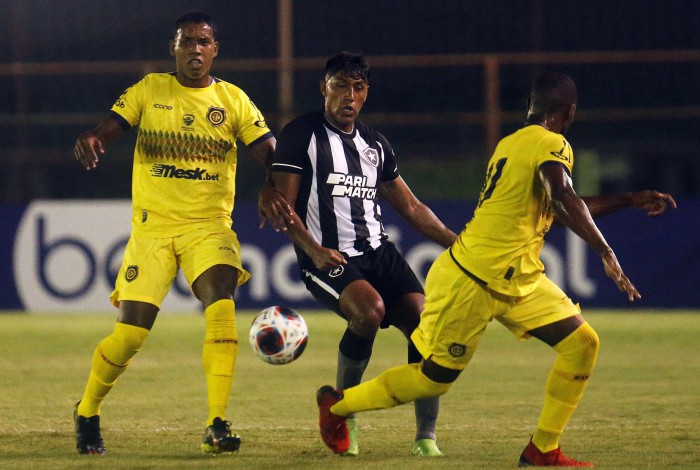 Segovia fez estreia pelo Botafogo contra o Madureira, no Campeonato Carioca