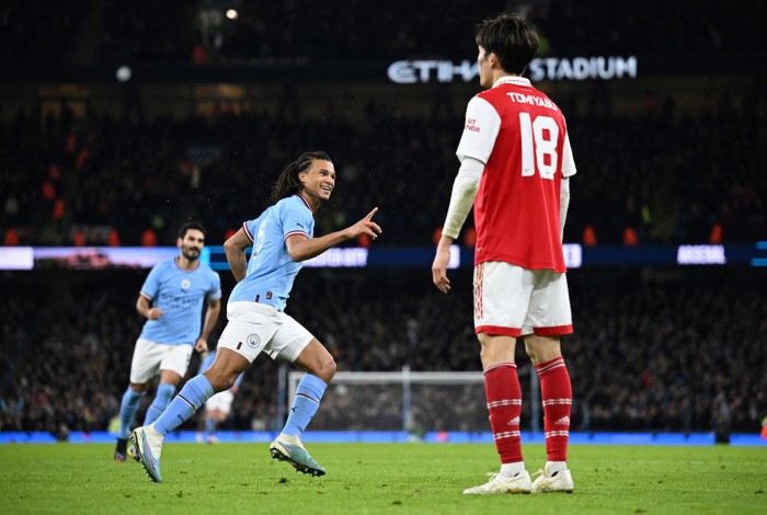 Aké comemora gol marcado na vitória do Manchester City sobre o Arsenal