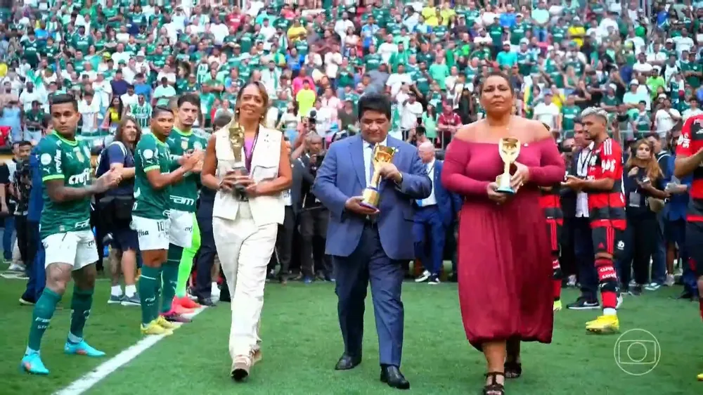 Filhas do Rei do Futebol, Kely e Fl&aacute;via participaram de homenagem a Pel&eacute; antes do jogo da Supercopa do Brasil