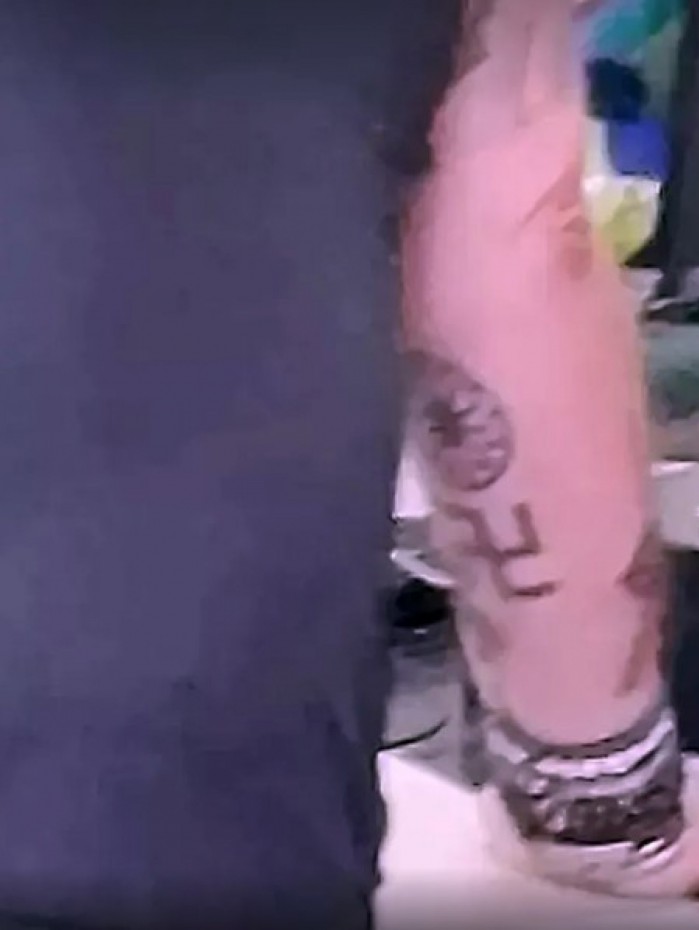 Homem com tatuagens de símbolos nazistas é levado para delegacia