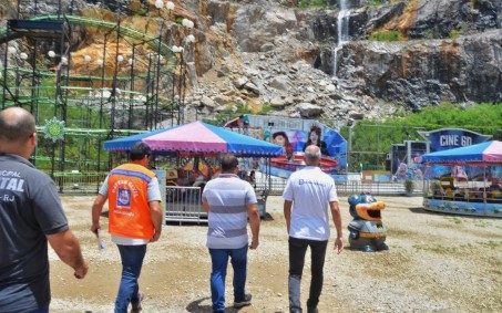 Prefeitura de Nova Iguaçu faz vistoria em shopping onde chuva formou cascata no fim de semana