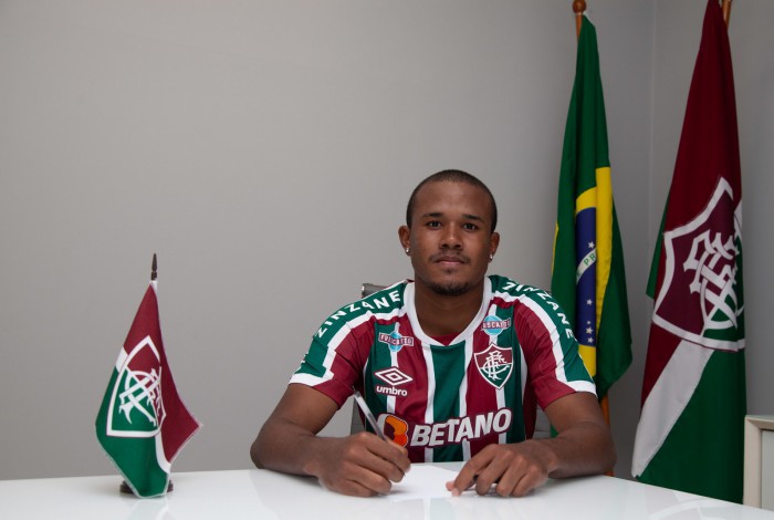 Freitas assina vínculo em definitivo com o Fluminense