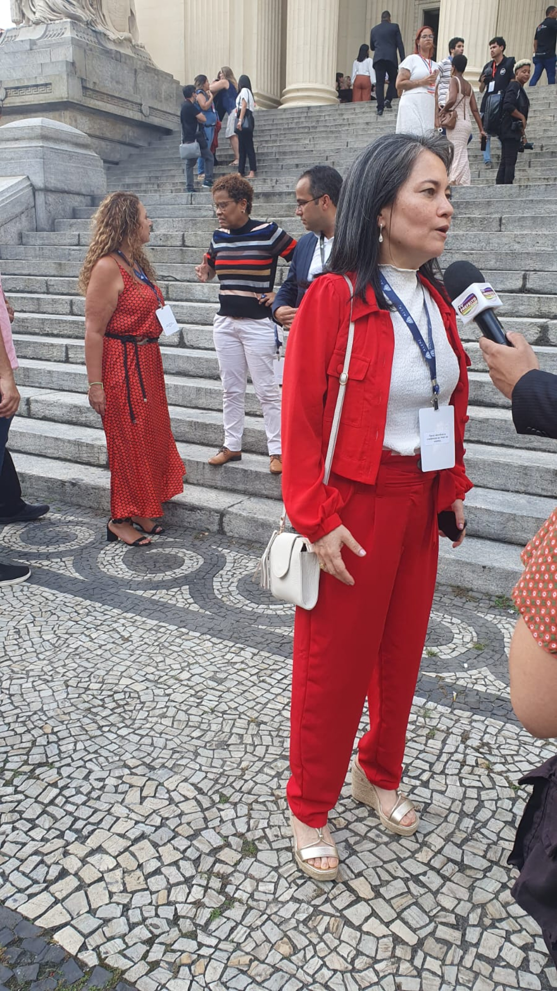 As deputadas Elika Takimoto e Zeidan se vestiram a car&aacute;ter, com looks vermelhos. Ambas s&atilde;o filiadas ao PT.