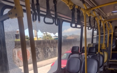 Passageiro arranca braço do assento e quebra janela do BRT na Zona Norte