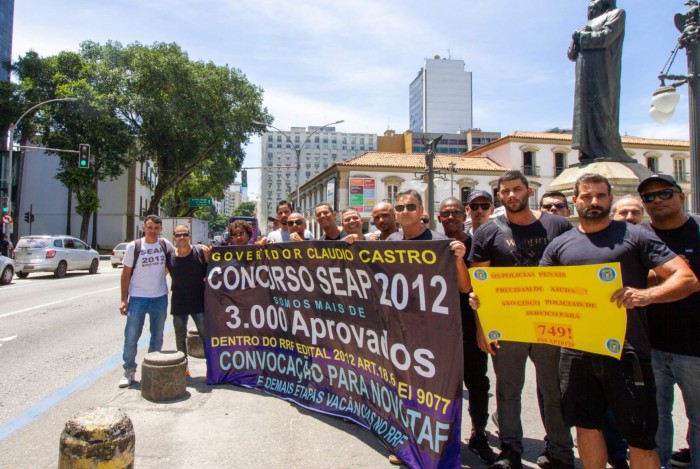 Grupo de manifestantes na porta da Alerj reivindicam a convocação do concurso de 2006 e 2012 da Seap
