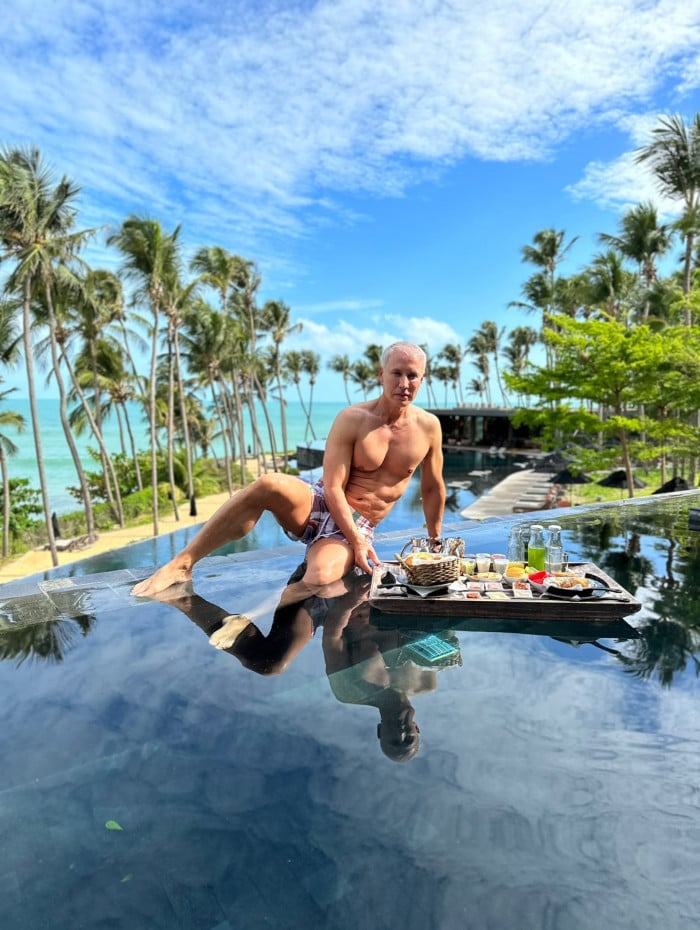 
Segundo Val, quem trabalha com estética, corpo e moda, tem o dever e obrigração de se cuidar para apresentar a melhor imagem possível. Para conseguir seu objetivo, já realizou diversos procedimentos estéticos como botox, fios, laser e tudo que o mercado da beleza tem a oferecer.
