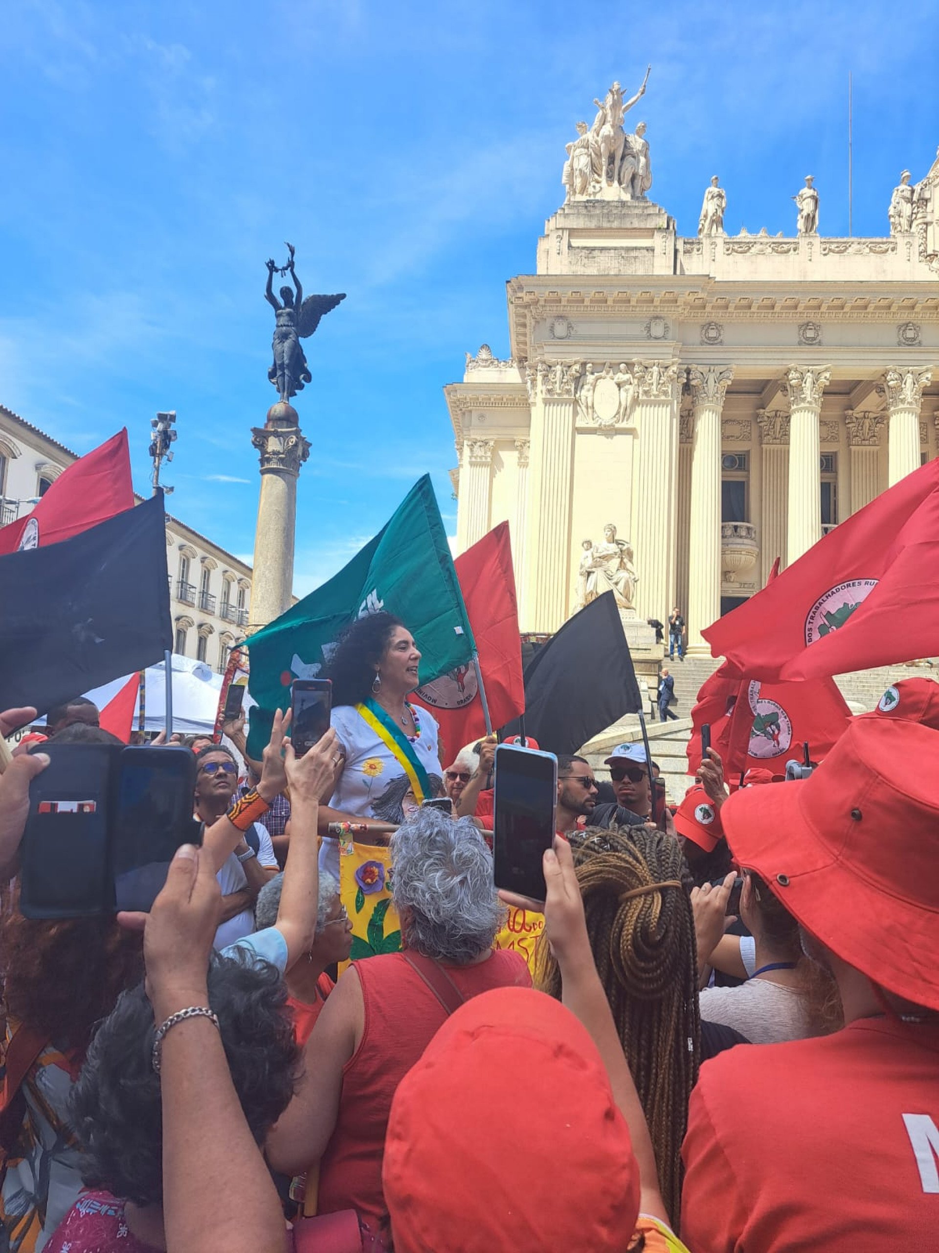 Marina do MST, em cima de um caixote, discursando para seus apoiadores