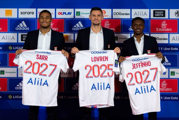 Jeffinho foi apresentado no Lyon ao lado de Sarr e Lovren