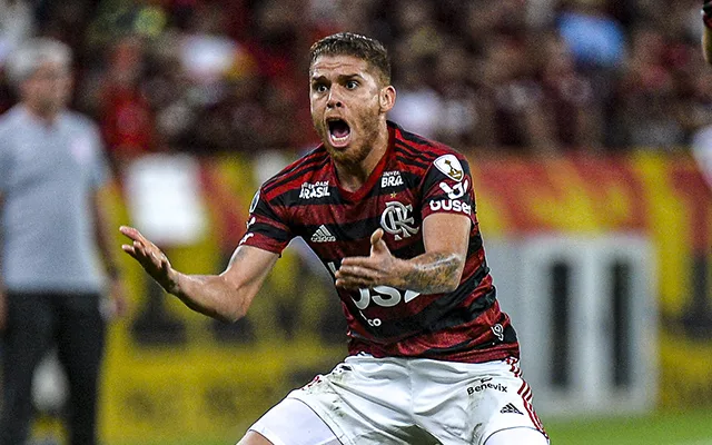 Gustavo Cu&eacute;llar em a&ccedil;&atilde;o pelo Flamengo