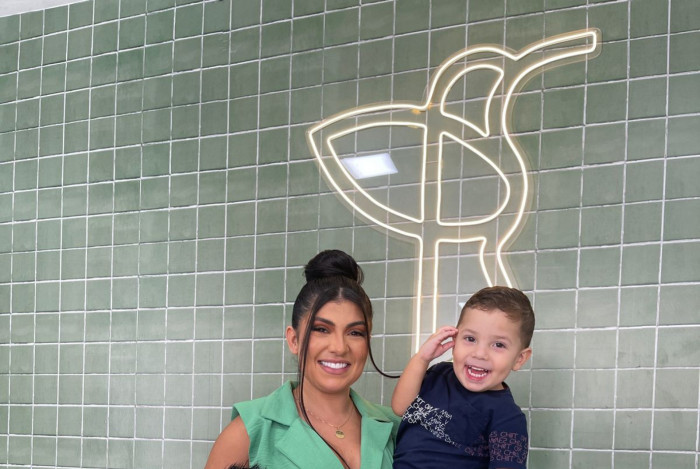 Dayane Simões com os filhos Pedro e Davi