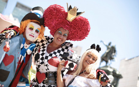 Blocos de rua levam milhares de foliões às ruas do Rio  