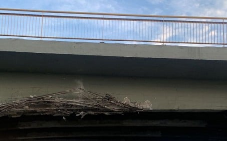 Prefeitura interdita parte de viaduto atingido por caminhão em Nova Iguaçu