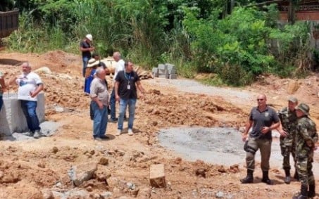 Guarda Ambiental faz ação de fiscalização em obra de rede de esgoto em Nova Iguaçu