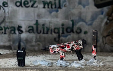 Polícia Militar apreende submetralhadora em ação em Nova Iguaçu