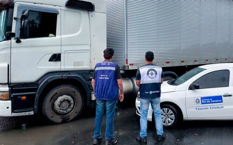 Auditores Fiscais da Secretaria de Fazenda apreendem cerca de 86 mil pacotes de biscoito