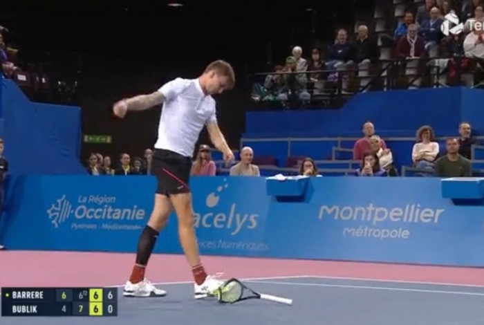 Revoltado, tenista destrói três raquetes em 30 segundos; veja o vídeo