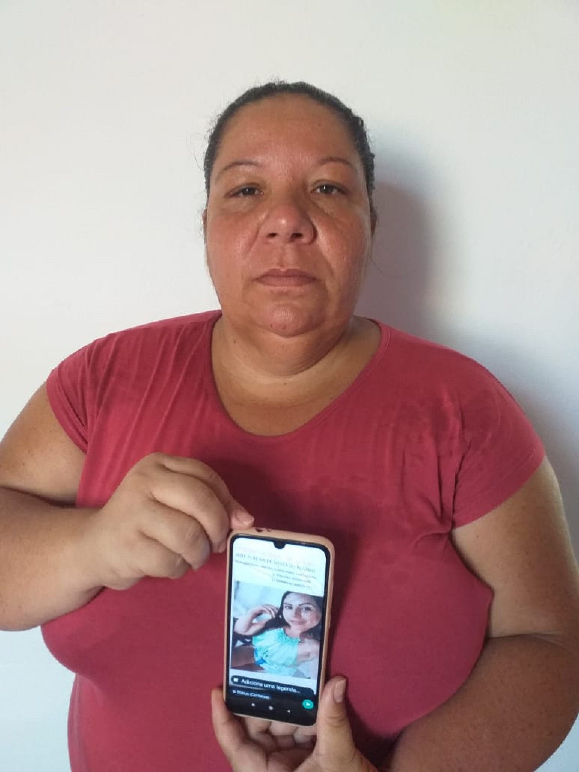 H&aacute; 15 dias, a dona de casa Luciana Freitas Pereira, de 46 anos, busca pelo paradeiro da filha Jane, colando cartazes em locais p&uacute;blicos e divulgando a fotografia nas redes sociais      