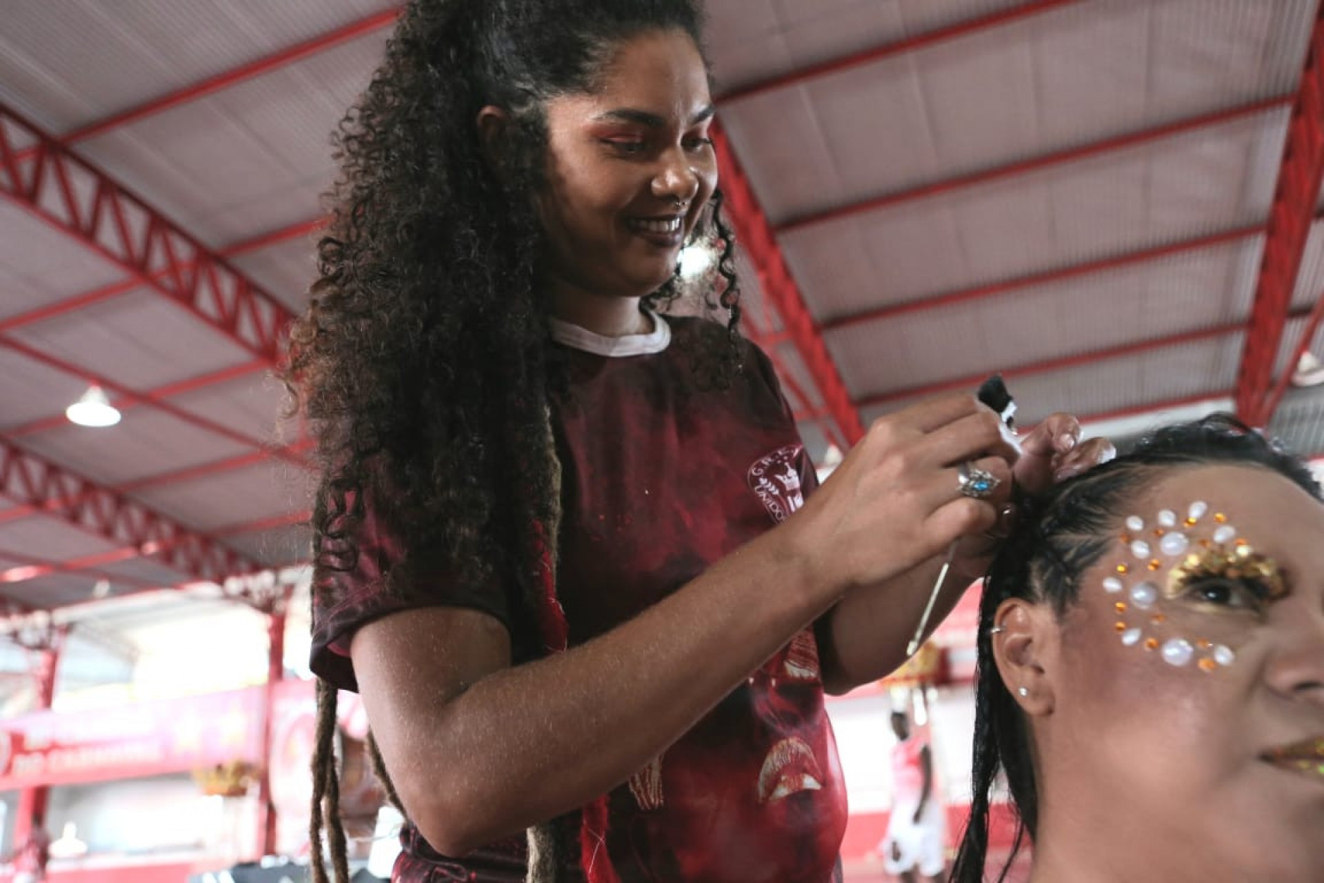 A trancista Natália Soares é responsável pela perucaria da comissão de frente da Unidos de Viradouro - Cléber Mendes