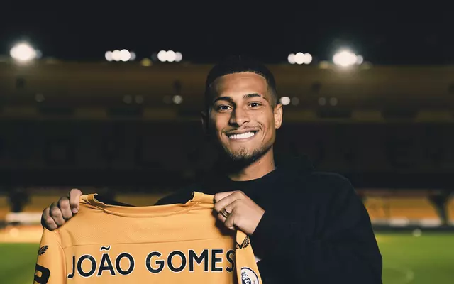 Jo&atilde;o Gomes em an&uacute;ncio pelo Wolverhampton, da Inglaterra. O volante j&aacute; estreou com gol pela equipe inglesa