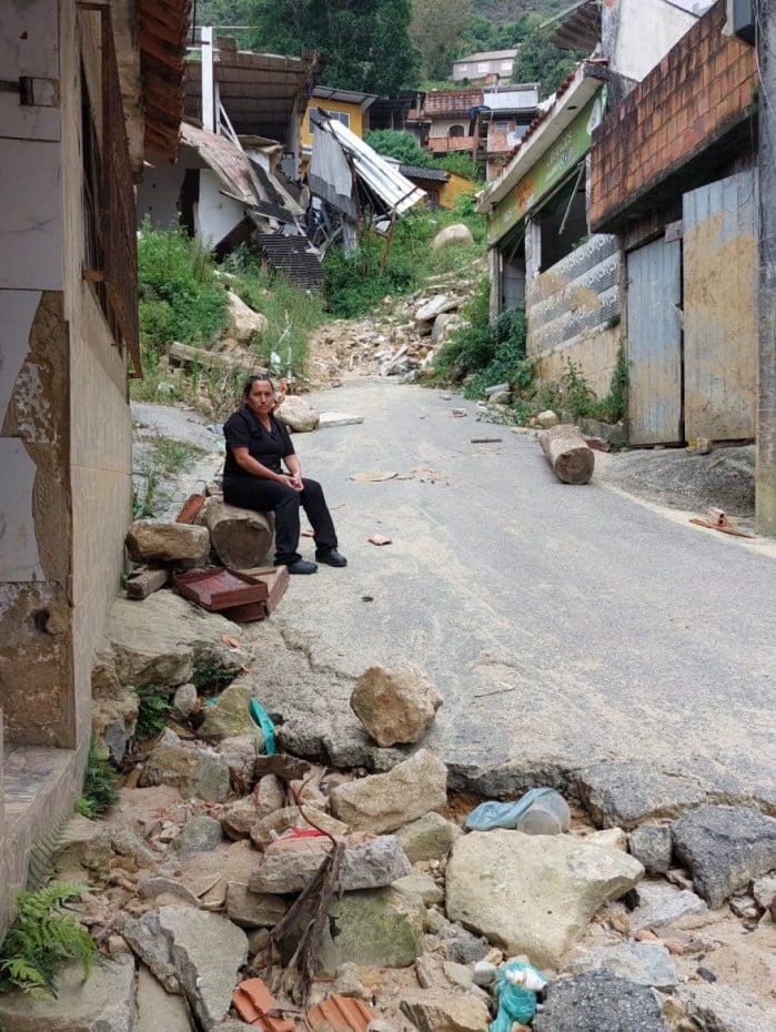 Cristiane Gross perdeu nove familiares na queda de barreira que destruiu sua casa há um ano.