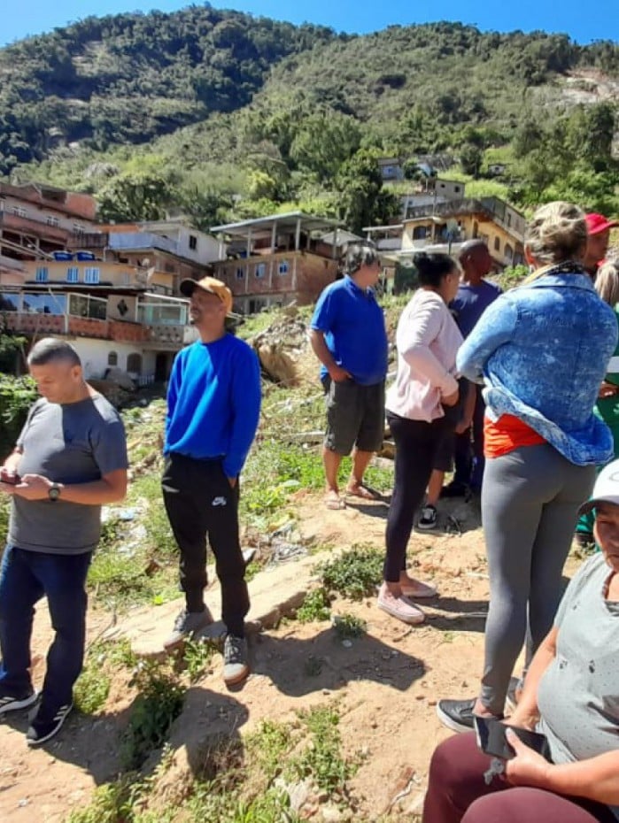 Sobreviventes do Morro da Oficina com frequência voltam ao local onde ficavam suas casas e restaram apenas destroços.