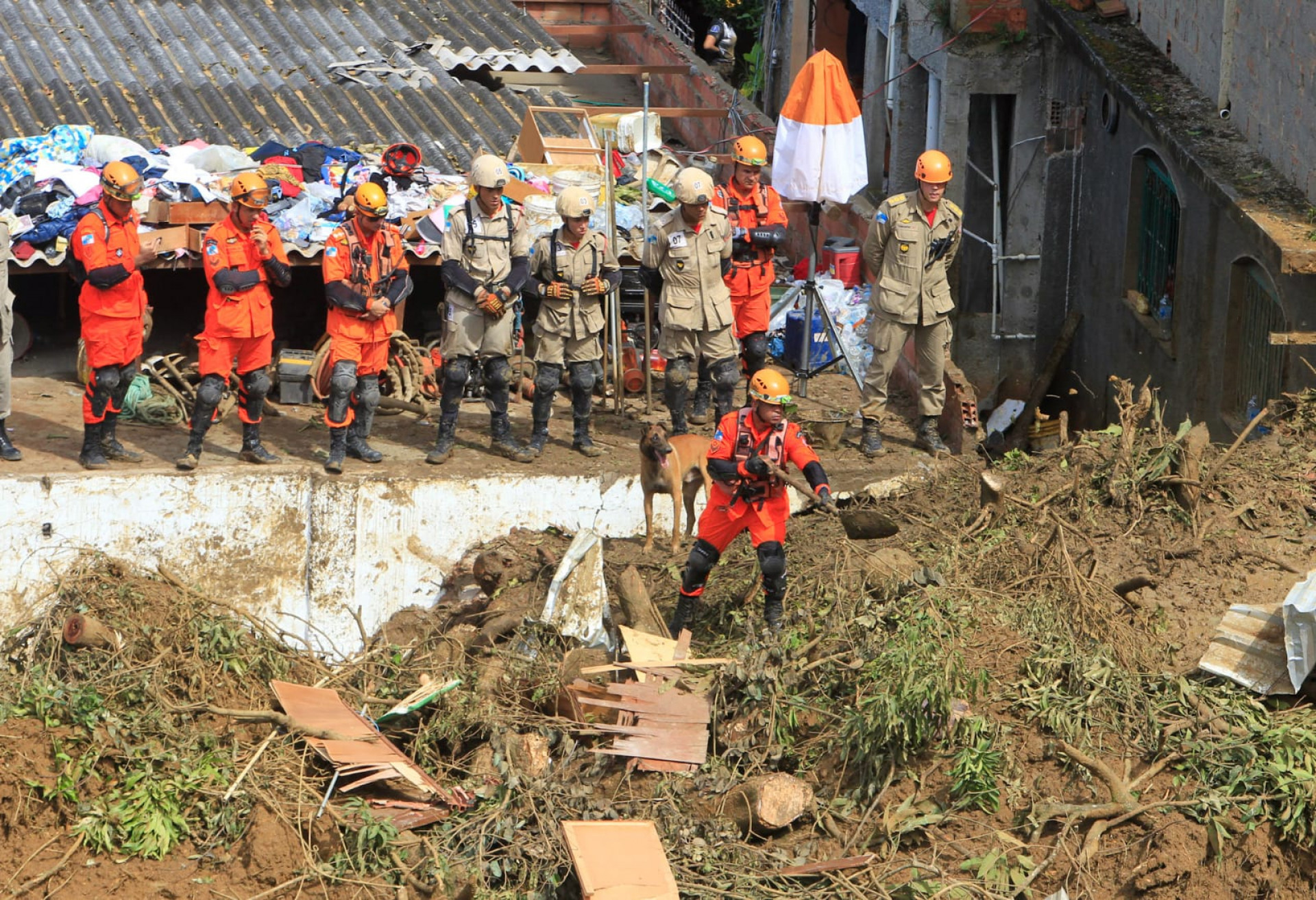 Cerca de 60 bombeiros, com apoio de cães farejadores e drones, trabalham na busca dos outros dois desaparecidos no desabamento - Reginaldo Pimenta / Agência O Dia