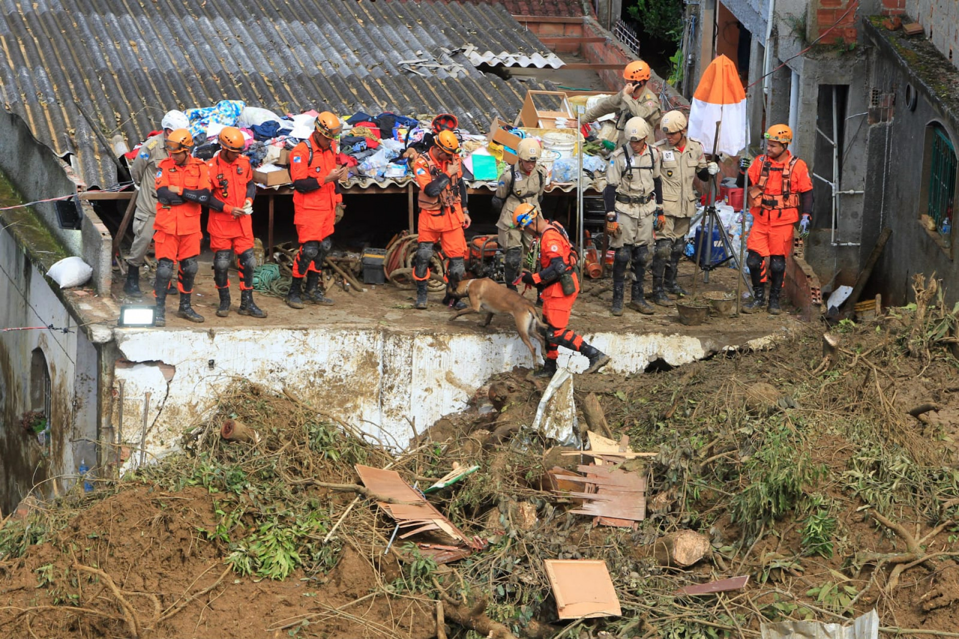 Bombeiros trabalham na busca dos outros dois desaparecidos no desabamento de uma casa em São Gonçalo - Reginaldo Pimenta / Agência O Dia