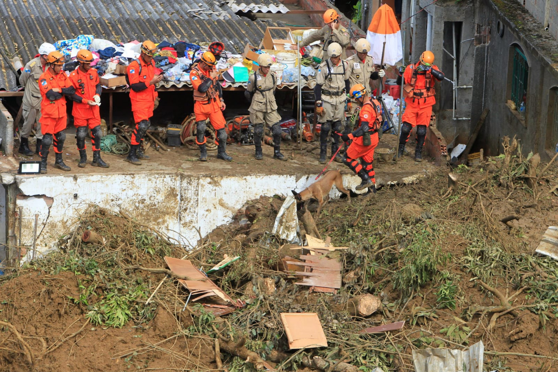 Bombeiros trabalham na busca dos outros dois desaparecidos no desabamento de uma casa em São Gonçalo - Reginaldo Pimenta / Agência O Dia